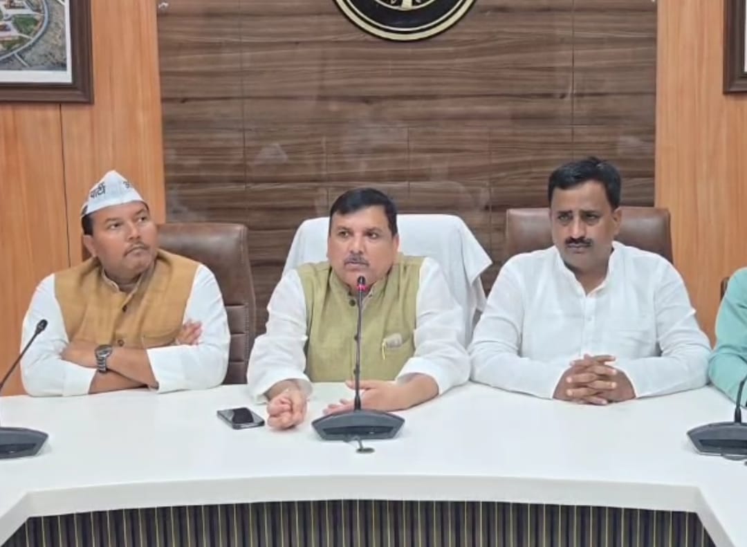 प्रेस वार्ता में बोलते आआपा सांसद संजय सिंह एवं अन्य। प्रेस वार्ता में बोलते आआपा सांसद संजय सिंह एवं अन्य।