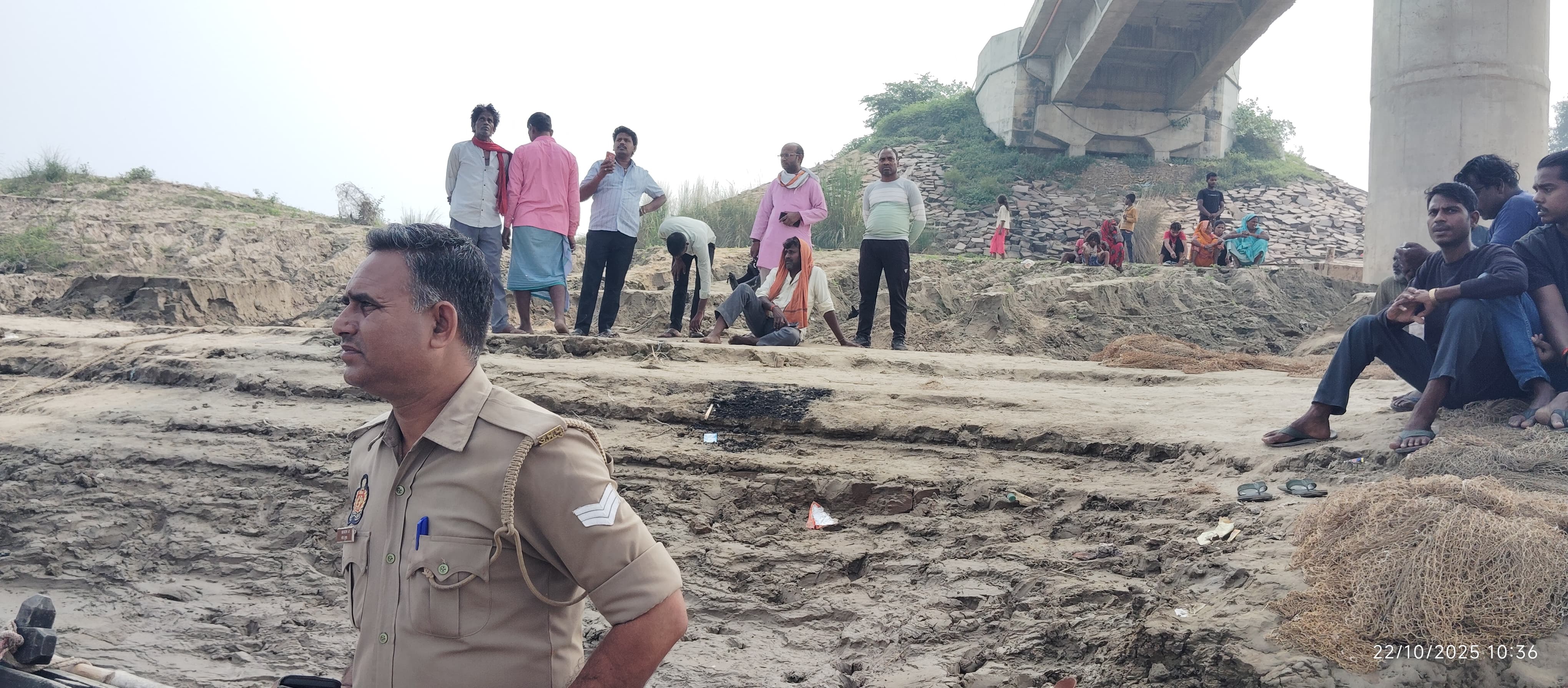 चुनार पक्का पूल के पास गंगा घाट पर मौजूद परिजन व तलाश करवाती पुलिस चुनार पक्का पूल के पास गंगा घाट पर मौजूद परिजन व तलाश करवाती पुलिस