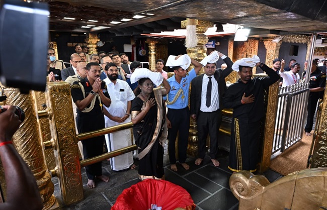 राष्ट्रपति द्रौपदी मुर्मु की सबरीमाला में पूजा-अर्चना करने की तस्वीर राष्ट्रपति द्रौपदी मुर्मु की सबरीमाला में पूजा-अर्चना करने की तस्वीर