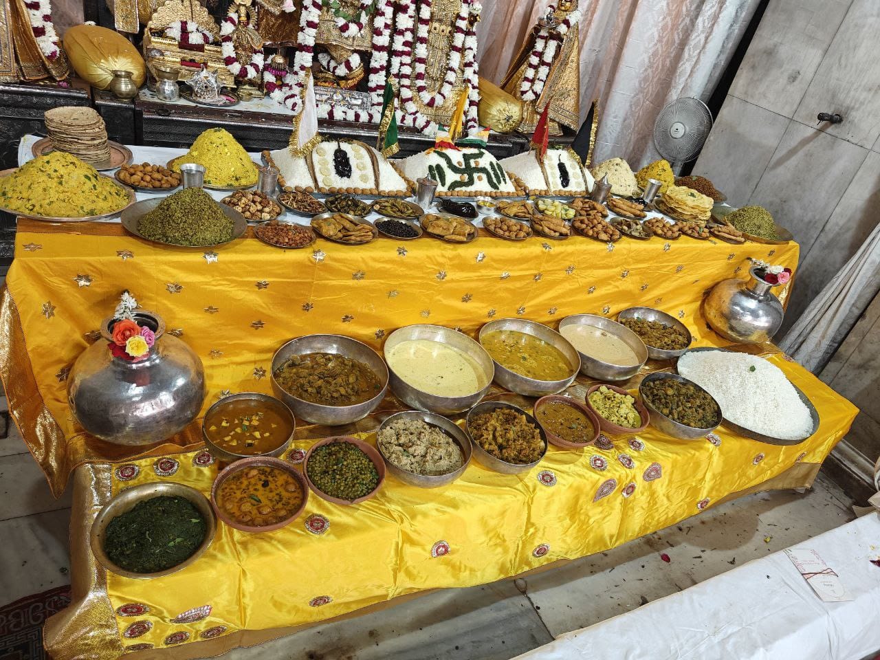 गोविंद देवजी मंदिर में हुआ गोवर्धन पूजन, अन्नकूट प्रसादी लेने उमड़े श्रद्धालु गोविंद देवजी मंदिर में हुआ गोवर्धन पूजन, अन्नकूट प्रसादी लेने उमड़े श्रद्धालु