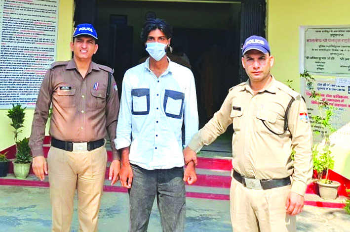 पुलिस गिरफ्त में आरोपित पुलिस गिरफ्त में आरोपित