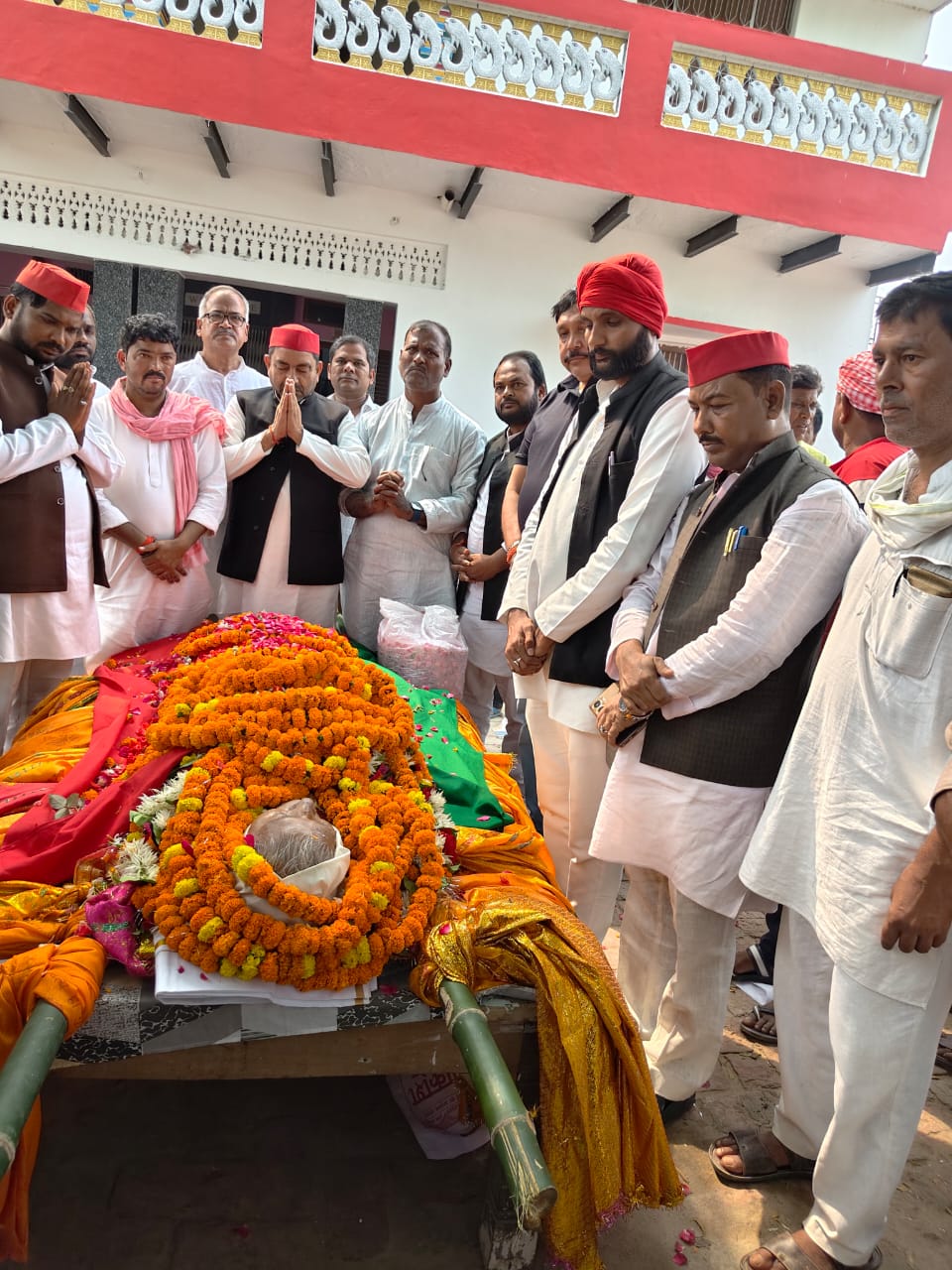 पूर्व विधायक सोमारु राम को श्रद्धांजलि देते हुए सपाई