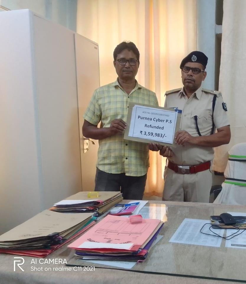 रुपया वापस करते हुए रुपया वापस करते हुए