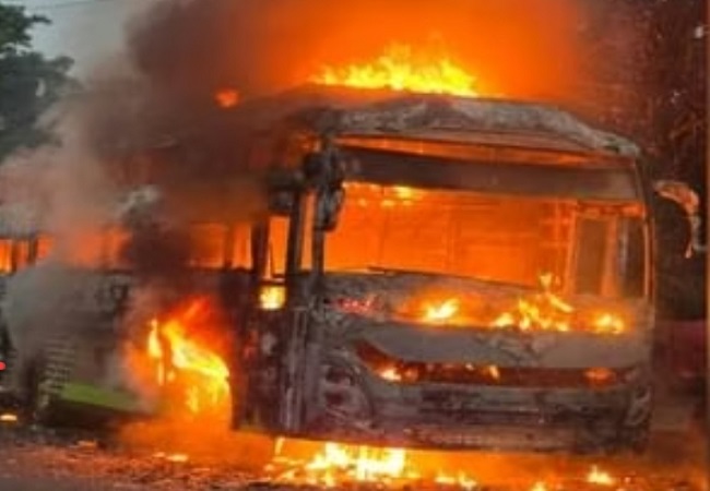 जलती हुई बस जलती हुई बस