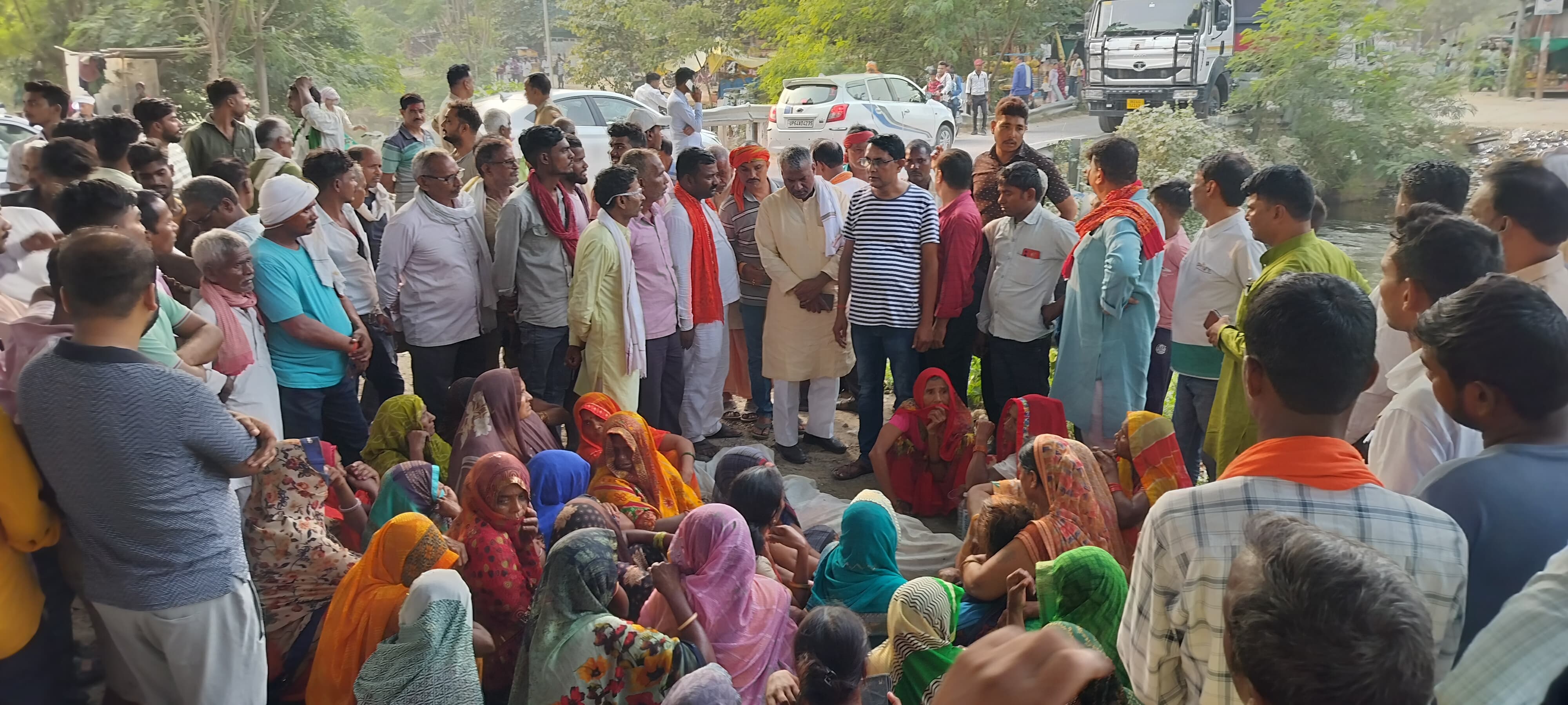 शोकाकुल परिजन व ग्रामीण। शोकाकुल परिजन व ग्रामीण।