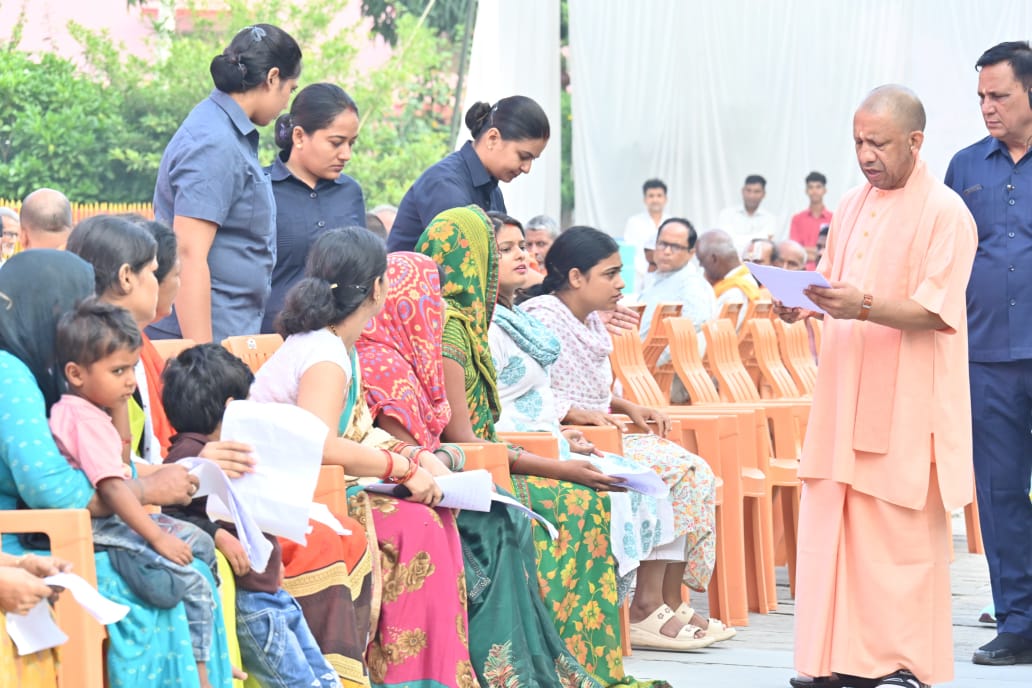 *जनता दर्शन में 300 लोगों की समस्याएं सुनीं सीएम योगी आदित्यनाथ ने* *जनता दर्शन में 300 लोगों की समस्याएं सुनीं सीएम योगी आदित्यनाथ ने*