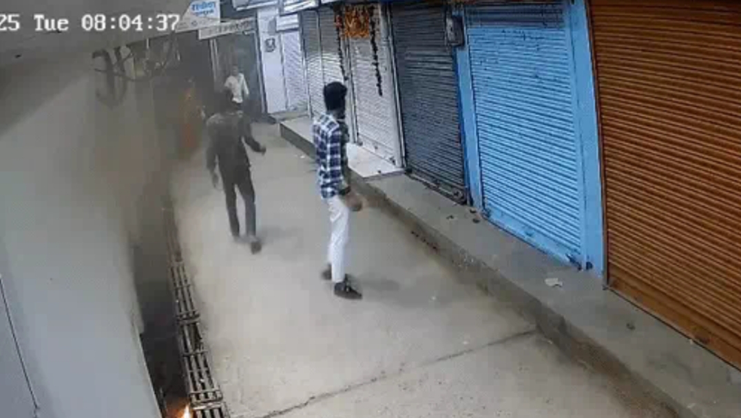 घटना को अंजाम देते बदमाश