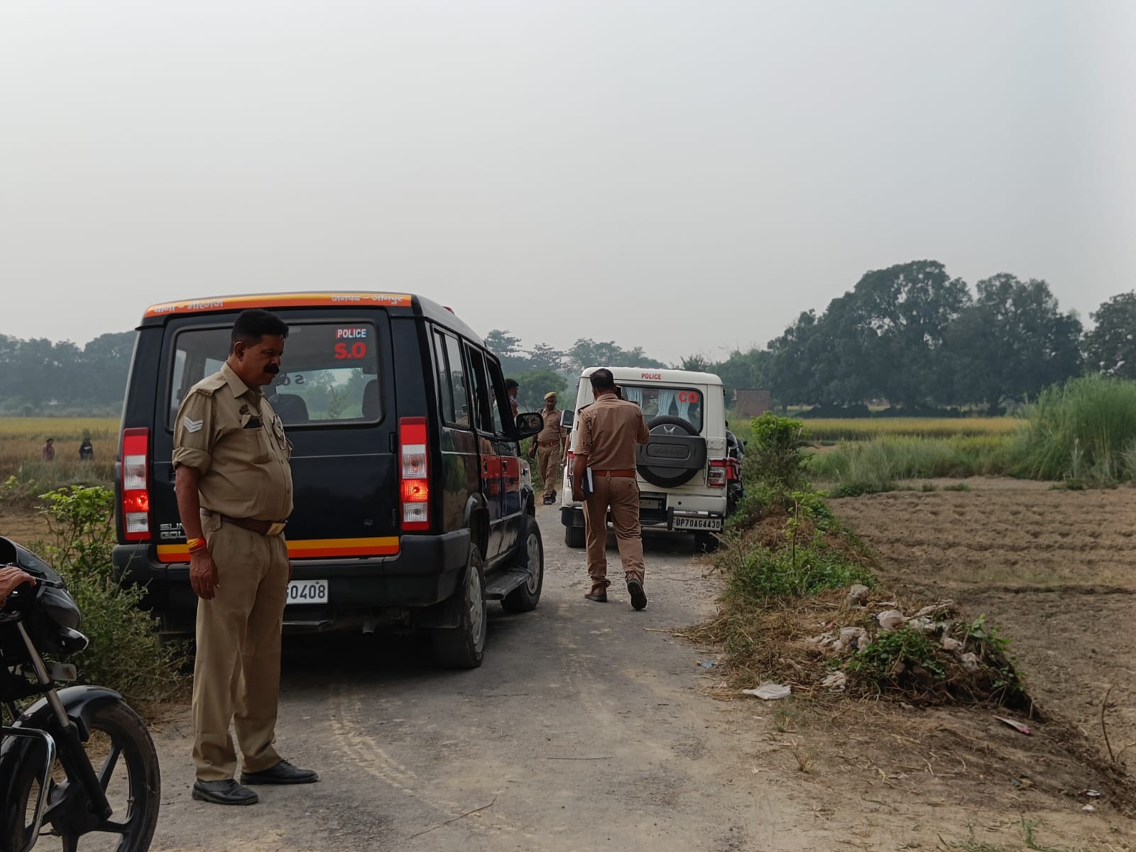 घटना स्थल पर पहुंची पुलिस छानबीन करते हुए