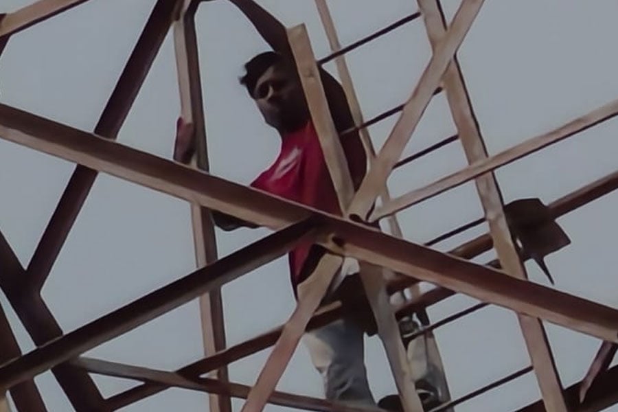 टावर पर किशोर टावर पर किशोर