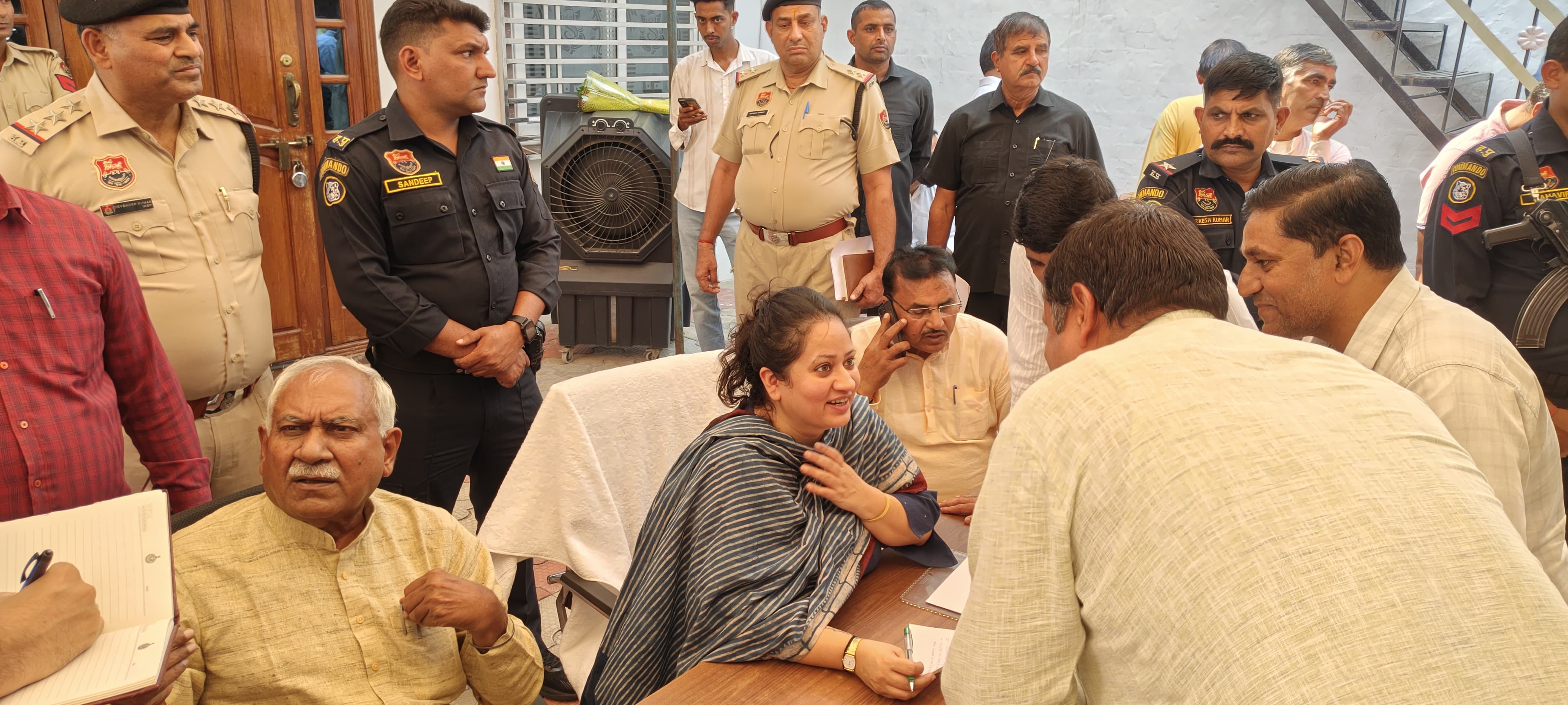 आमजन की शिकायतें सुनतीं स्वास्थ्य मंत्री आरती सिंह राव। आमजन की शिकायतें सुनतीं स्वास्थ्य मंत्री आरती सिंह राव।