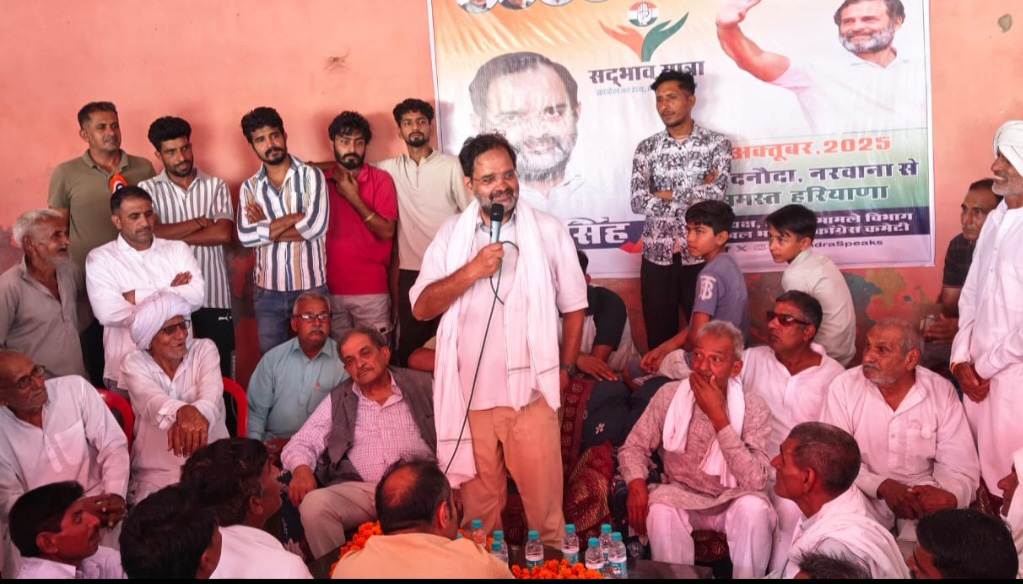 ग्रामीणों को संबोधित करते हुए बृजेंद्र सिंह ग्रामीणों को संबोधित करते हुए बृजेंद्र सिंह