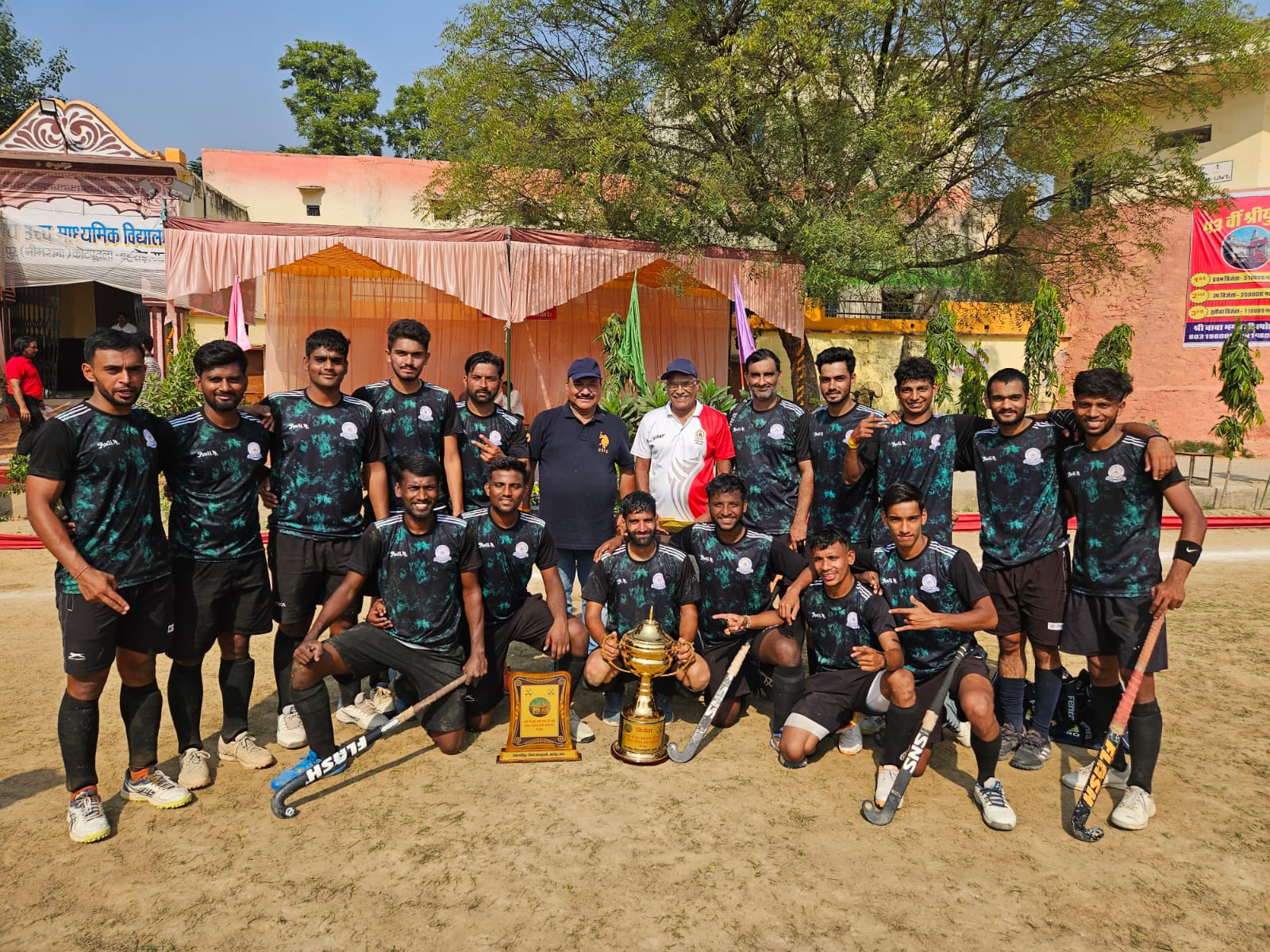 ट्रॉफी के साथ श्याम लाल कॉलेज की टीम