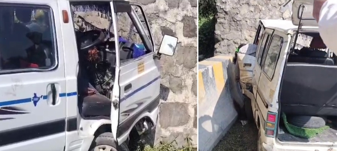 दुर्घटना ग्रस्त वैन का दृश्य। दुर्घटना ग्रस्त वैन का दृश्य।