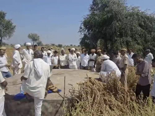 शवों को टांके से बाहर निकलवाया। शवों को टांके से बाहर निकलवाया।