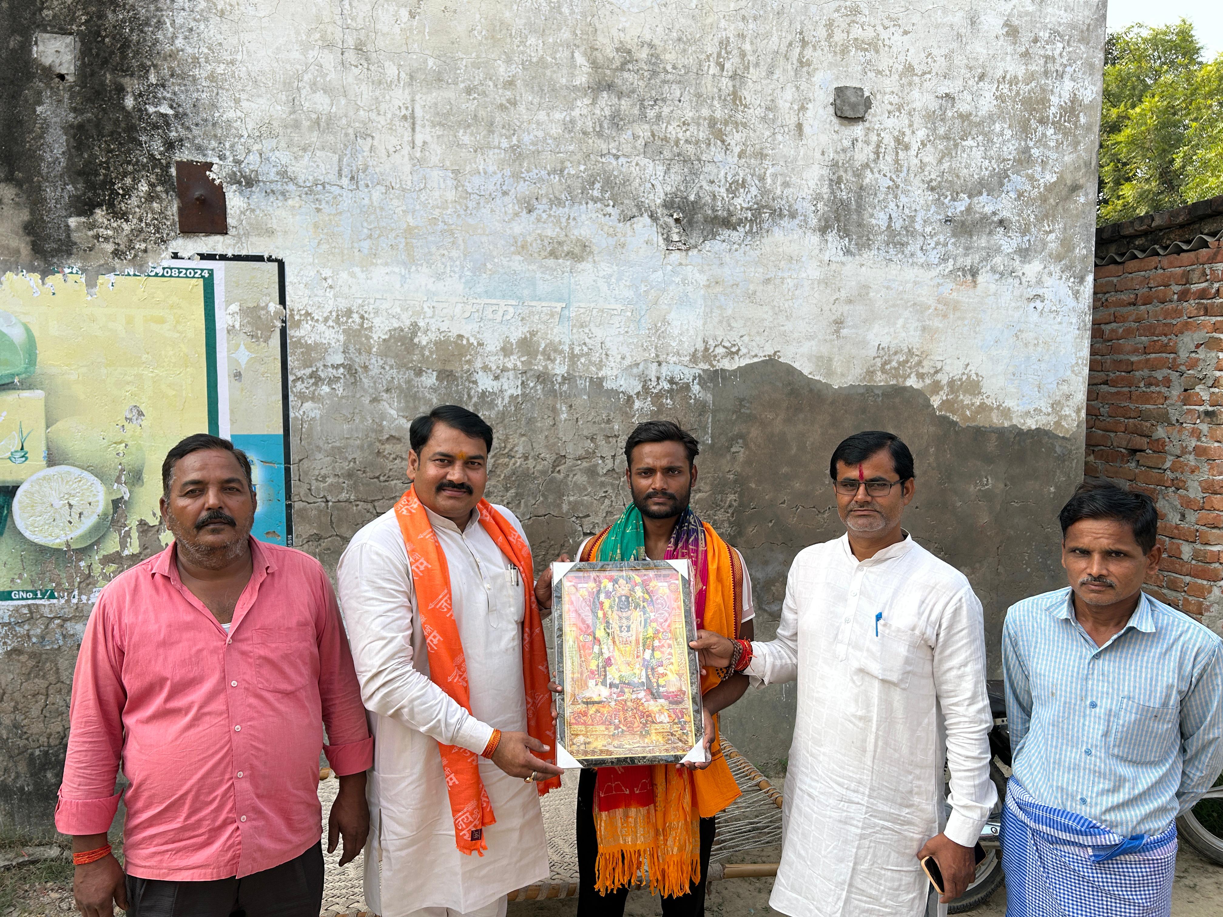 हिमांशु को सम्मानित करते भाजपा जिला प्रवक्ता चंद्रमोली सिंह