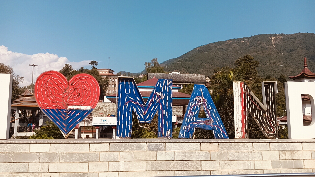 मंडी की इंदिरा मार्किट की छत पर टूटा हुआ सेल्फी प्वांइट। मंडी की इंदिरा मार्किट की छत पर टूटा हुआ सेल्फी प्वांइट।