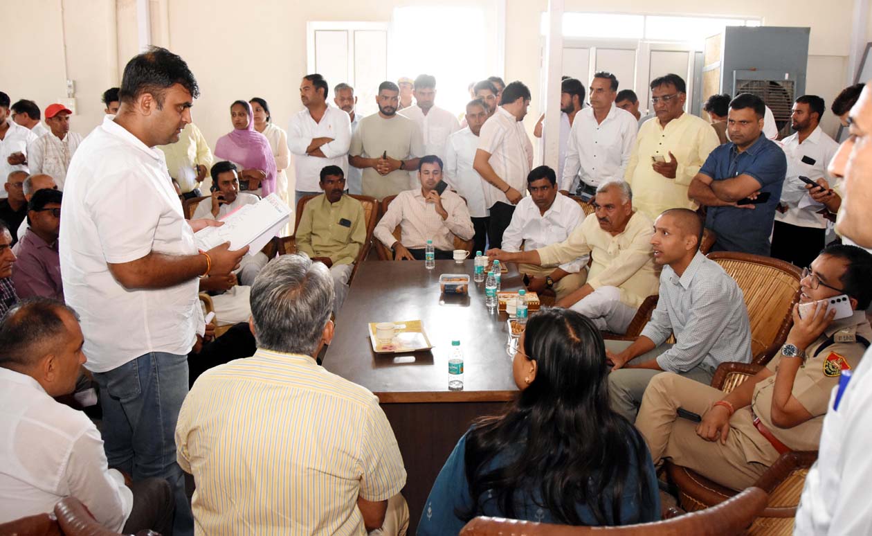 मुख्यमंत्री नायब सिंह सैनी के दौरे को देखते हुए अधिकारियों को निर्देश देते उपायुक्त अनीश यादव, साथ हैं विधायक रणधीर पनिहार, व पुलिस अधीक्षक शशांक कुमार। मुख्यमंत्री नायब सिंह सैनी के दौरे को देखते हुए अधिकारियों को निर्देश देते उपायुक्त अनीश यादव, साथ हैं विधायक रणधीर पनिहार, व पुलिस अधीक्षक शशांक कुमार।