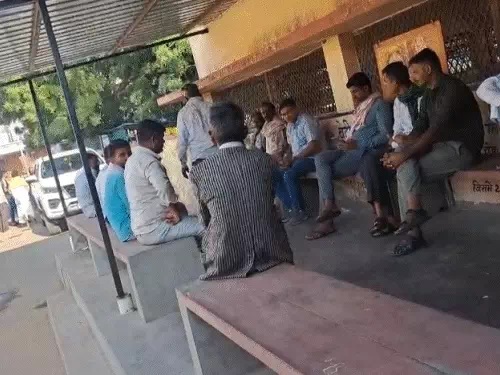 माेर्चरी पर एकत्र परिजन।