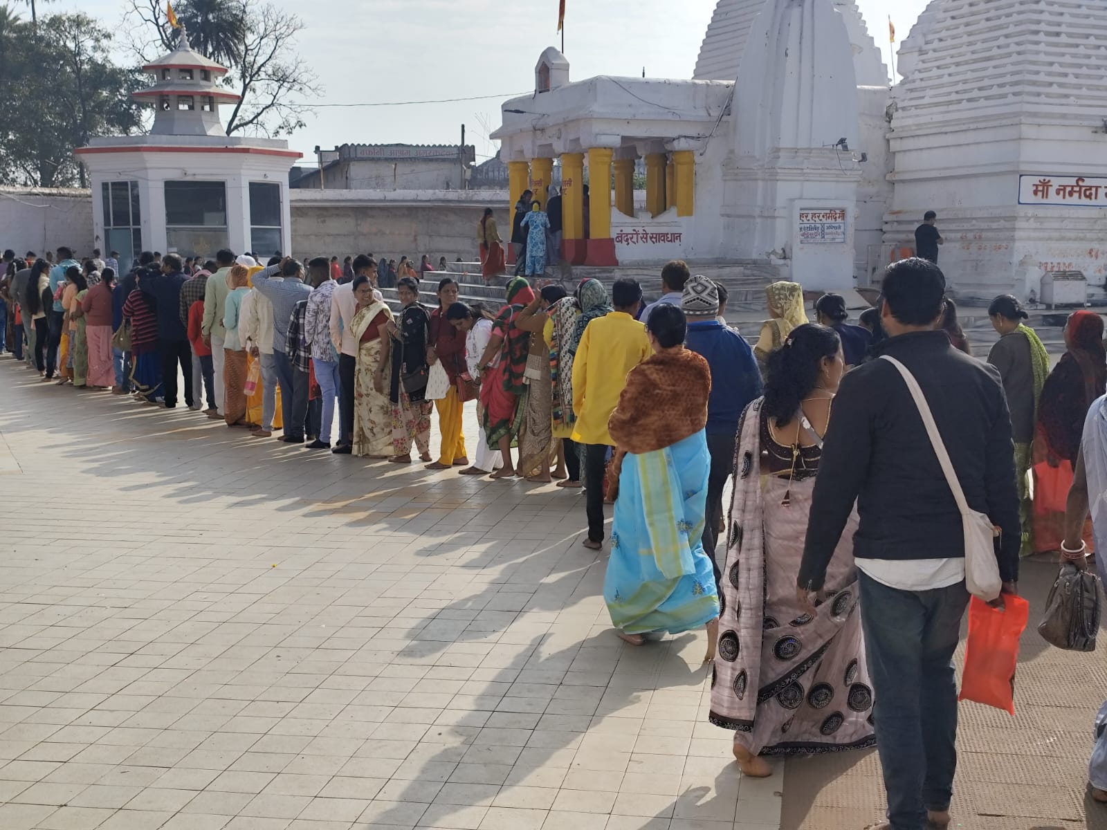 नर्मदा मंदिर में कतार में नर्मदा दर्शन