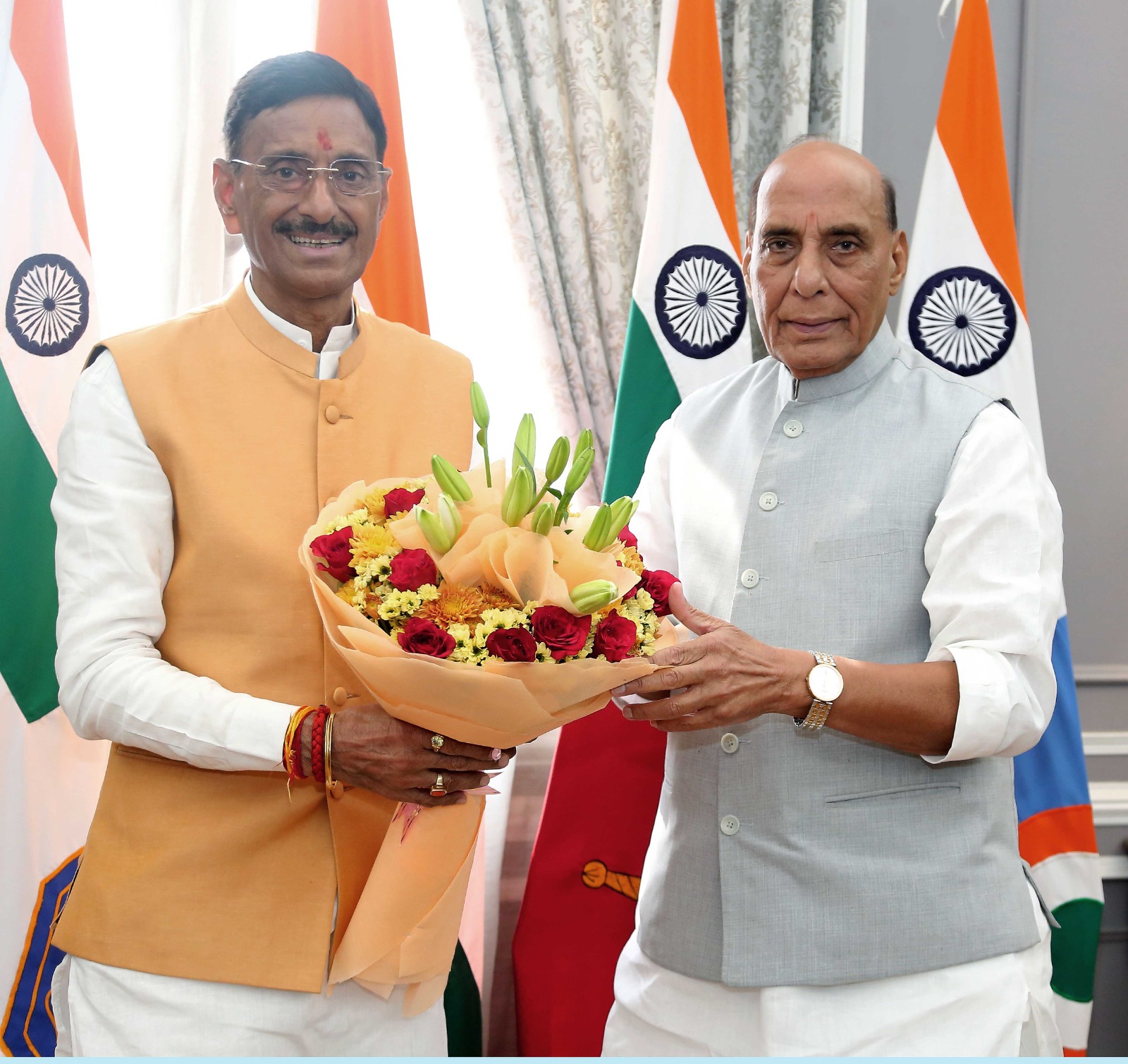 रक्षा मंत्री राजनाथ सिंह और संजय सेठ की तस्वीर रक्षा मंत्री राजनाथ सिंह और संजय सेठ की तस्वीर