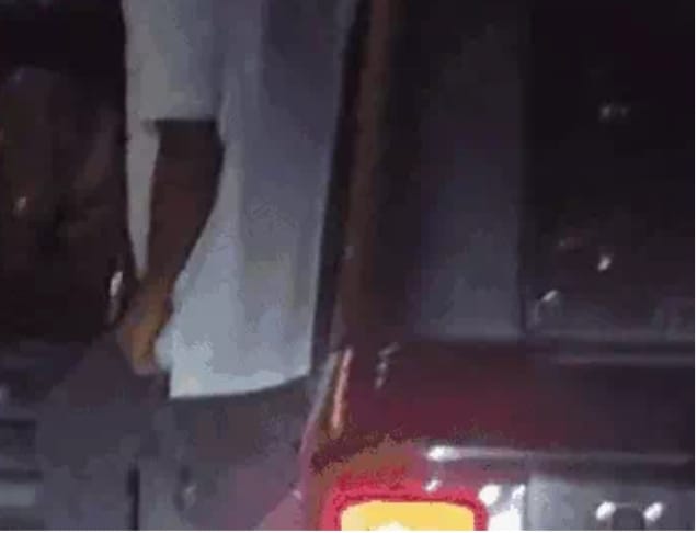 गुरुग्राम में चलती थार कार से पेशाब करता युवक। गुरुग्राम में चलती थार कार से पेशाब करता युवक।