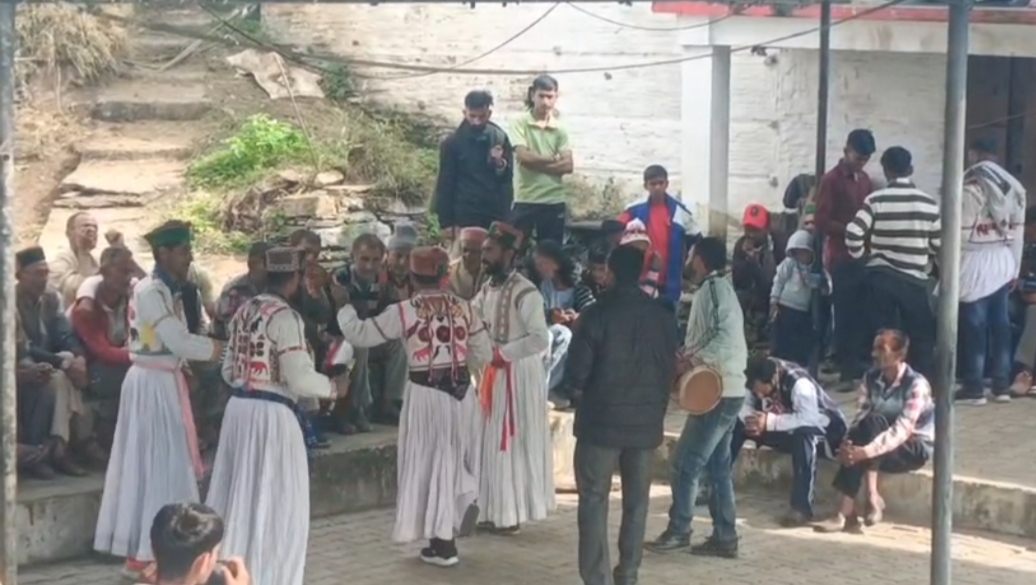 गिरिपार में सप्ताह भर मनाई जाती है दिवाली ,बुड़ेछू नृत्य, बैल पूजन व सास-दामाद दूज है त्यौहार का अहम हिस्सा गिरिपार में सप्ताह भर मनाई जाती है दिवाली ,बुड़ेछू नृत्य, बैल पूजन व सास-दामाद दूज है त्यौहार का अहम हिस्सा