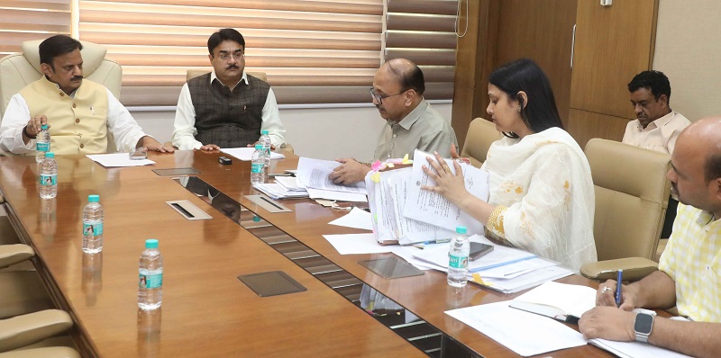 औषधि गुणवत्ता मॉनिटरिंग संरचना के सुदृढ़ीकरण और स्वास्थ्य सेवाओं के सशक्तीकरण से जुड़े विभिन्न विषयों और संबंधित प्रस्तावों की समीक्षा