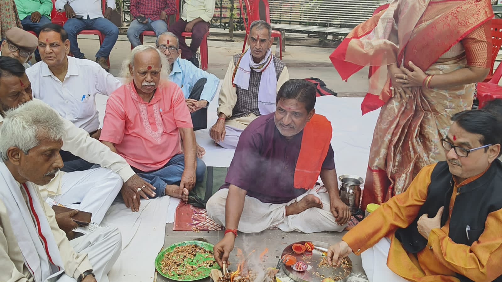 लहुराबीर में भगवान चित्रगुप्त की पूजा करते कायस्थ समाज के लोग