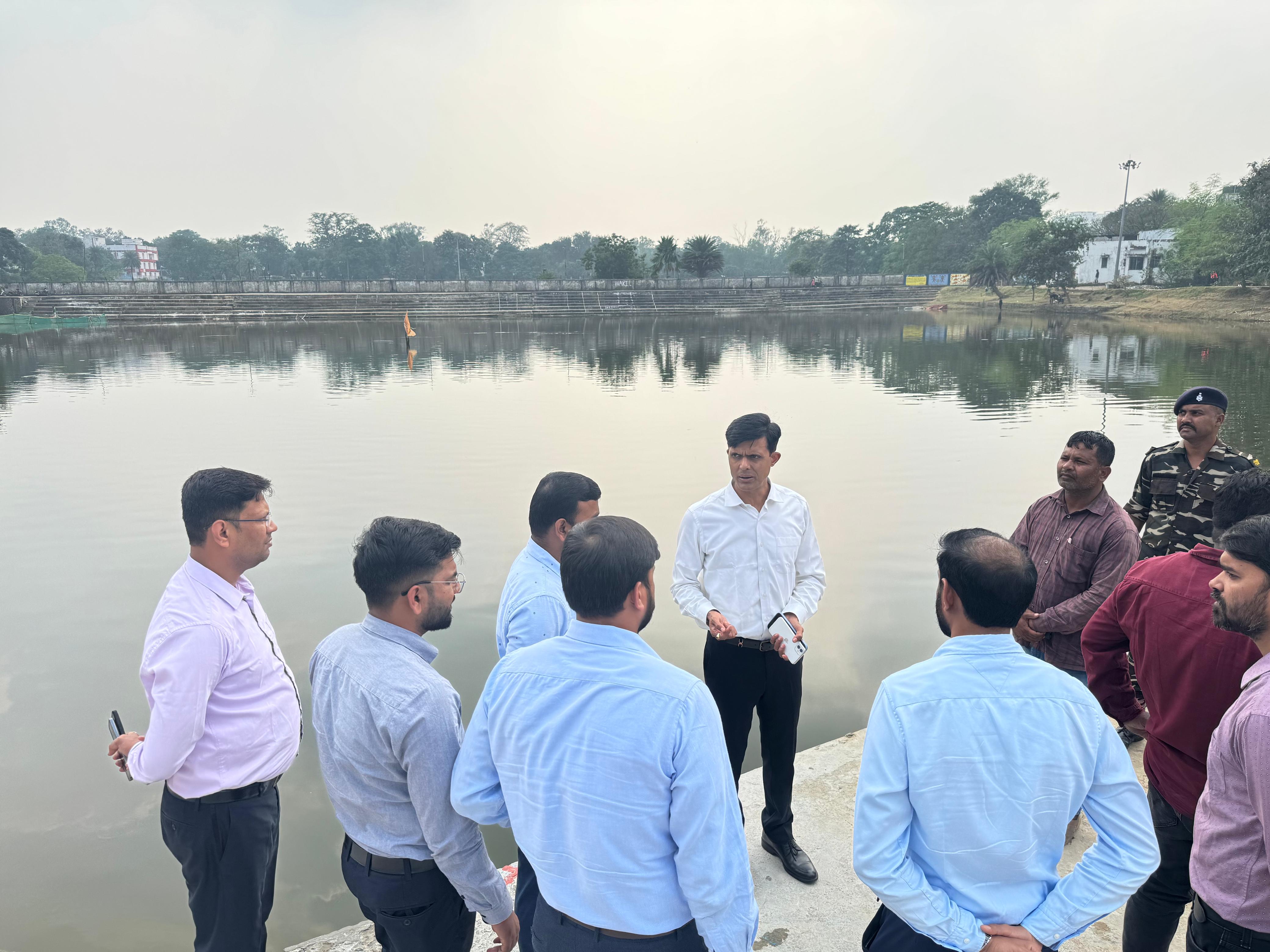 छठ तालाबाें का निरिक्षण करते निगम प्रशासक समेत अन्‍य