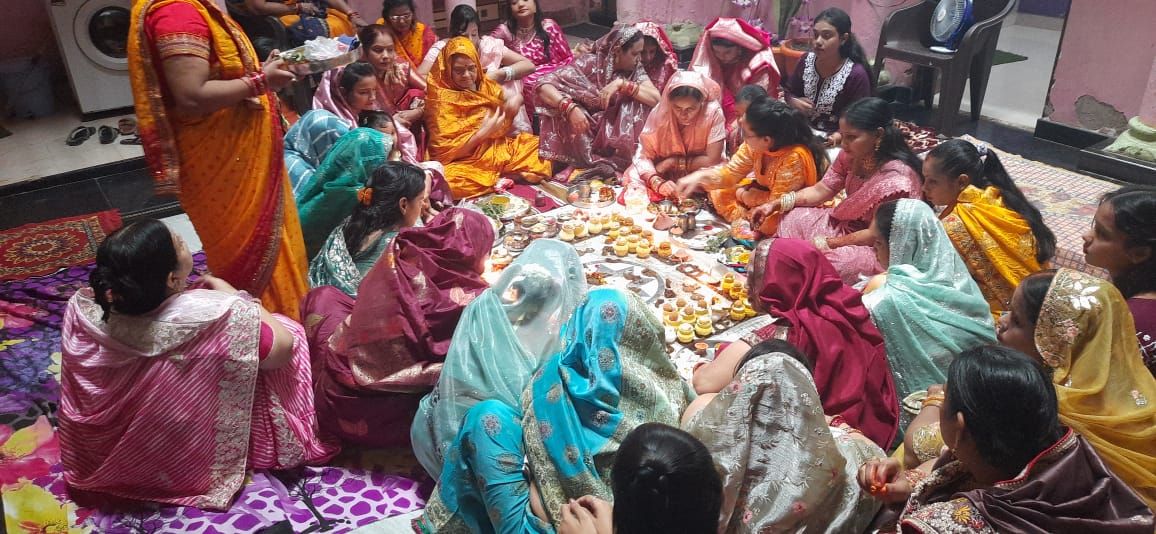 भाईदूज पर्व मनाती महिलाए भाईदूज पर्व मनाती महिलाए