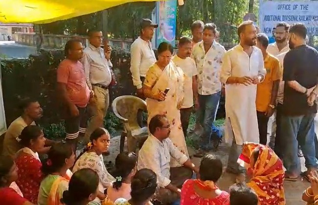 व्यापारियों से बाते करते भाजपा विधायक शिखा चटर्जी