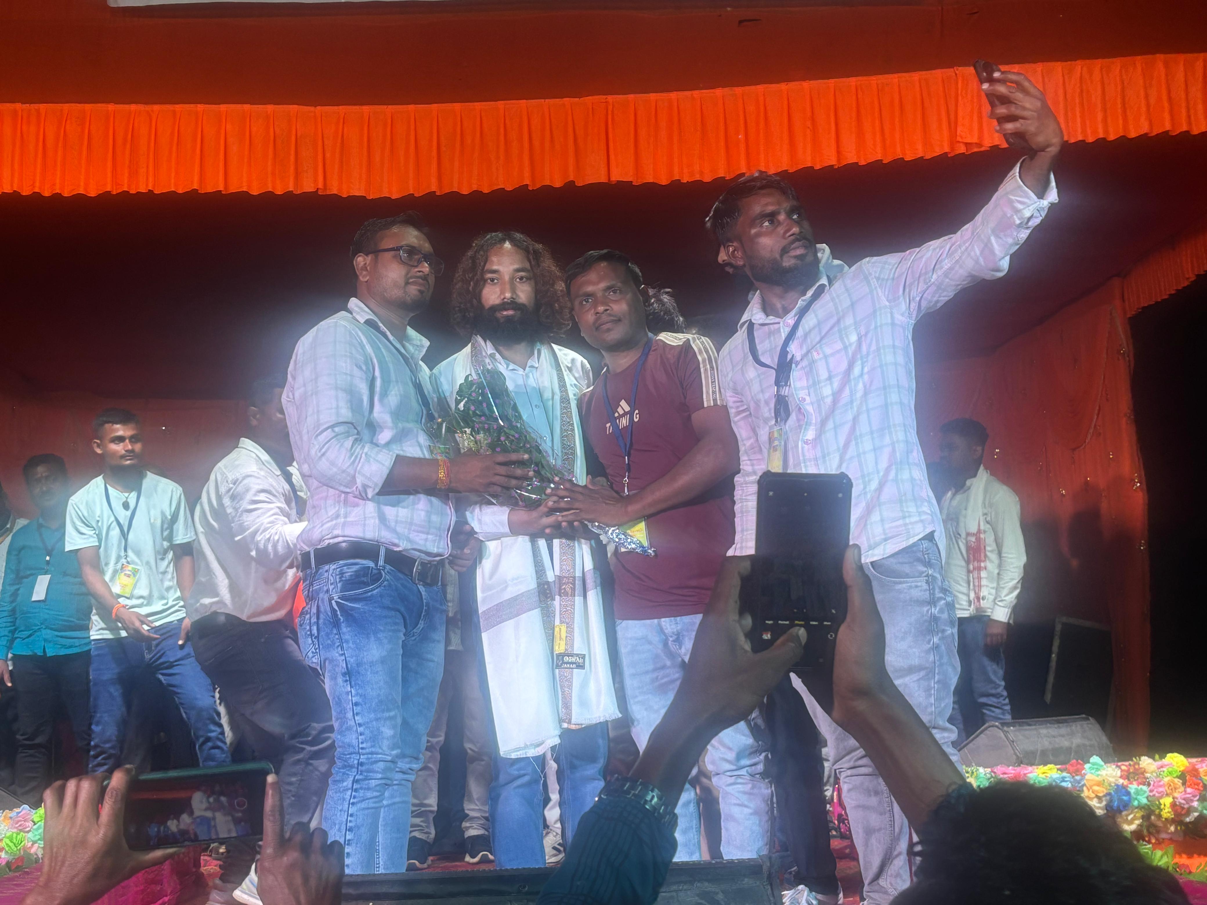 कार्यक्रम में मंच में मौजूद देवेन्द्रनाथ महतो समेत अन्य कार्यक्रम में मंच में मौजूद देवेन्द्रनाथ महतो समेत अन्य