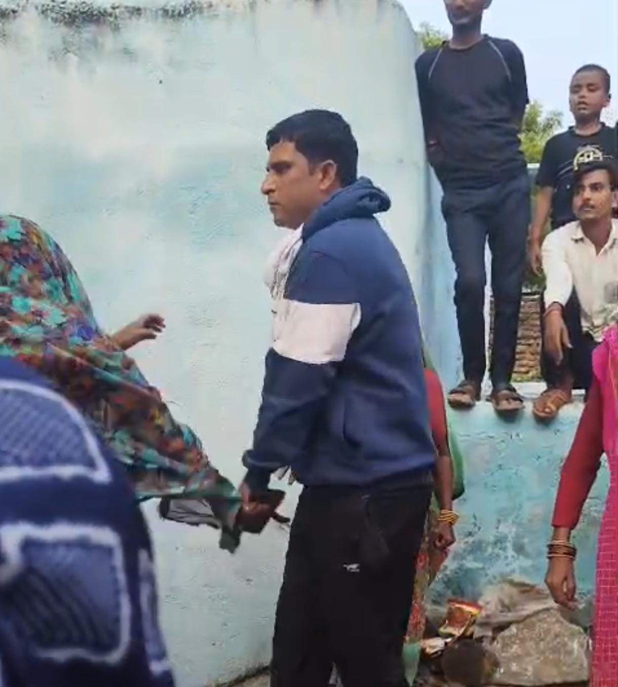 सादा वर्दी में दरोगा की महिलाओं से हो रही झड़प सादा वर्दी में दरोगा की महिलाओं से हो रही झड़प
