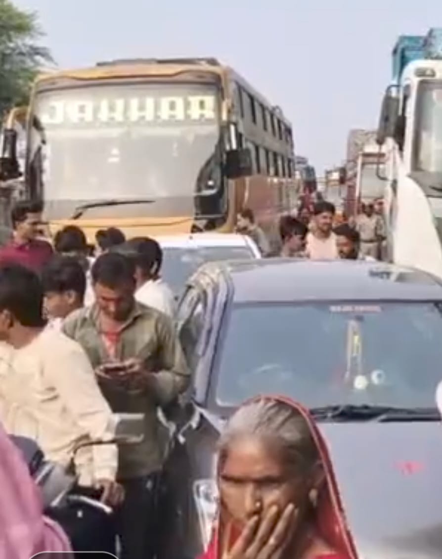 रहे किसानों ने किया हाइवे जाम, आश्वासन पर माने