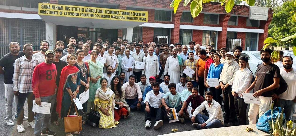 प्रतिभागियों के साथ वैज्ञानिक। प्रतिभागियों के साथ वैज्ञानिक।