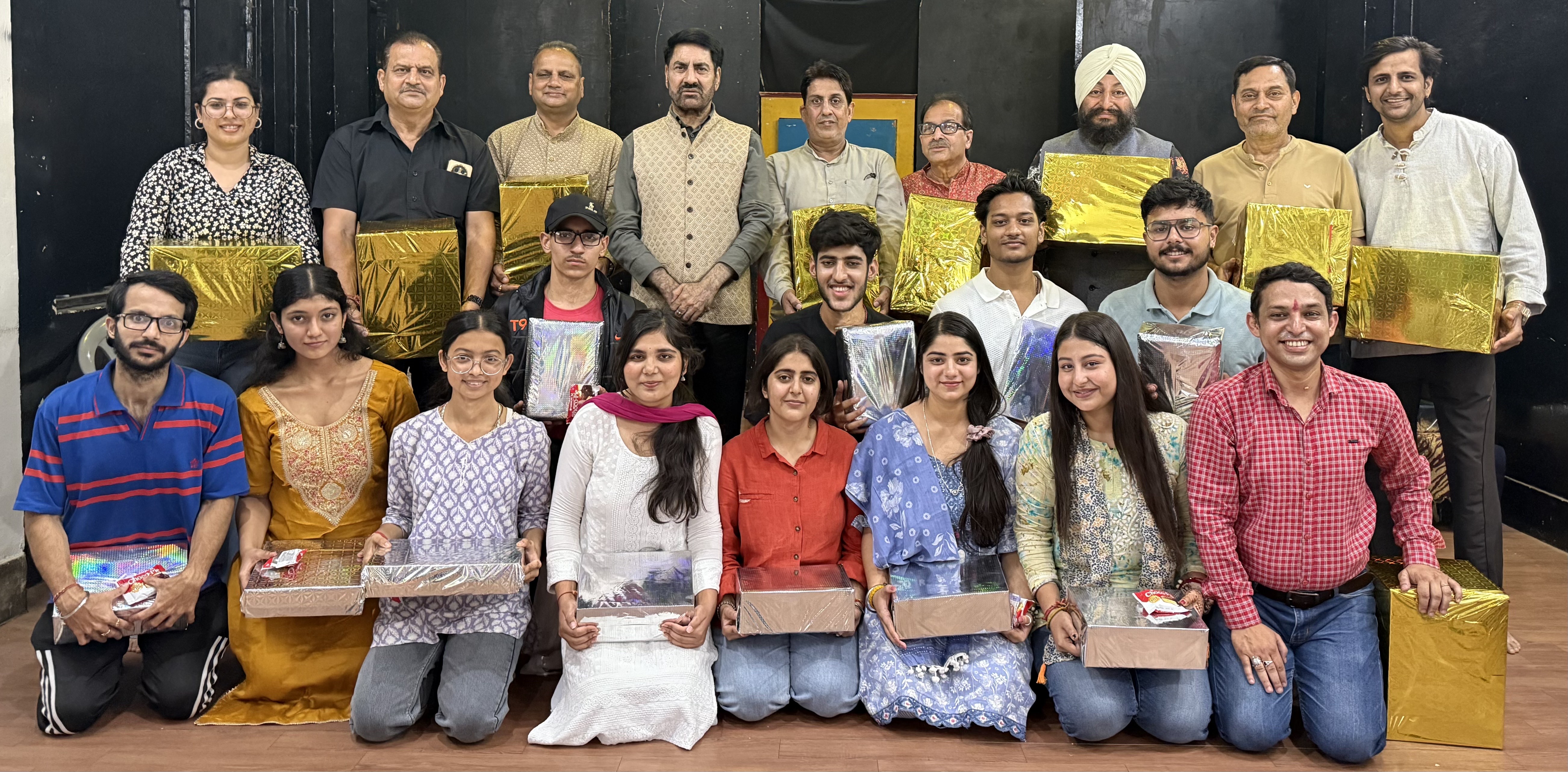 नटरंग जम्मू ने उत्कृष्ट कलाकारों को किया सम्मानित, थिएटर में रचनात्मकता, समर्पण और कला उत्कृष्टता का हुआ जश्न नटरंग जम्मू ने उत्कृष्ट कलाकारों को किया सम्मानित, थिएटर में रचनात्मकता, समर्पण और कला उत्कृष्टता का हुआ जश्न