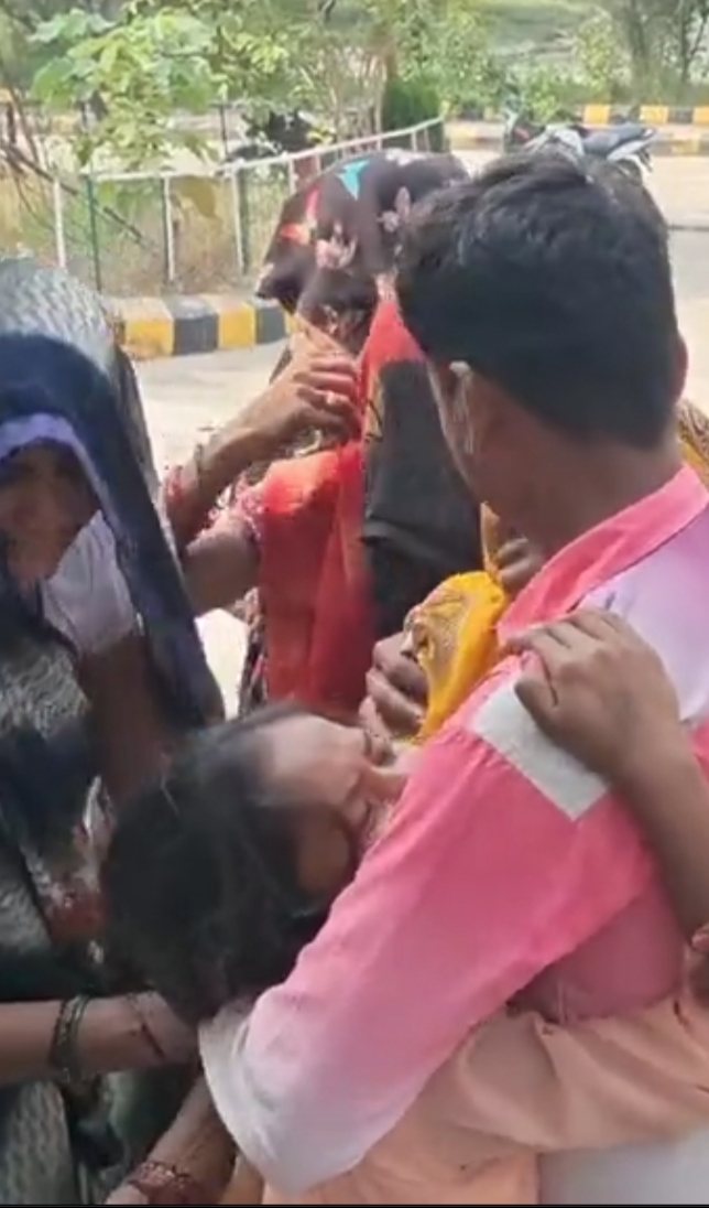 दुखी परिजन