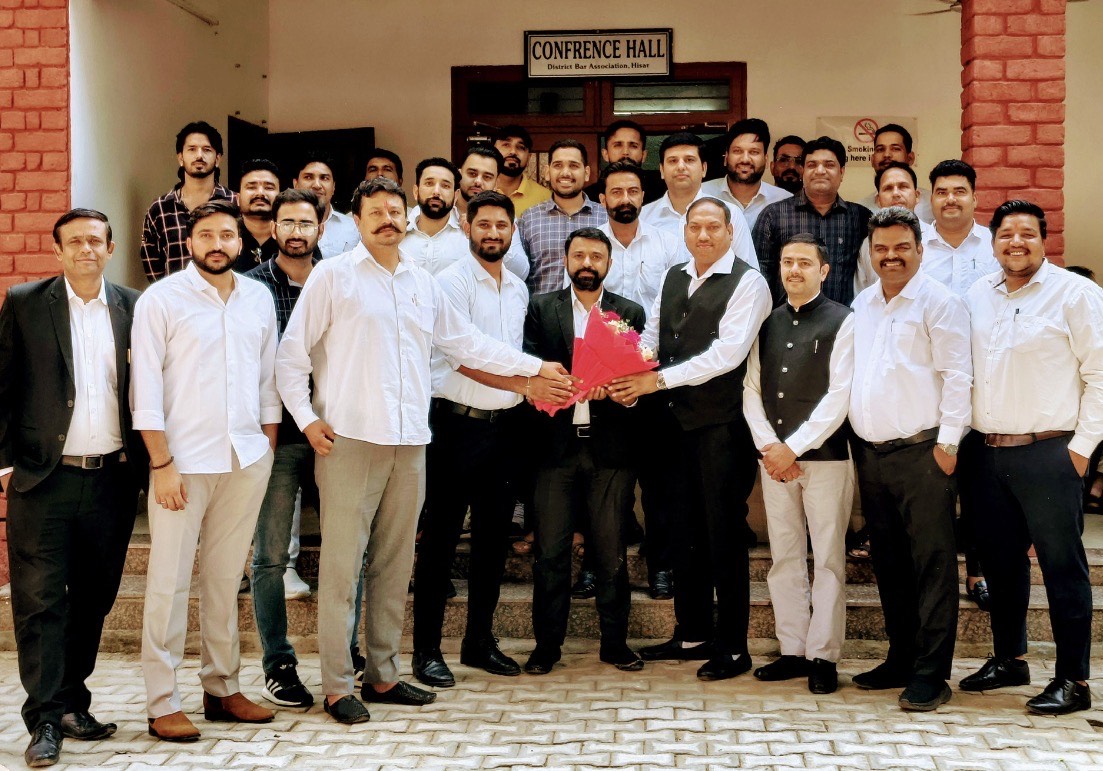 टीमों को शुभकामनाएं देते बार एसोसिएशन के पदाधिकारी व सदस्य। टीमों को शुभकामनाएं देते बार एसोसिएशन के पदाधिकारी व सदस्य।