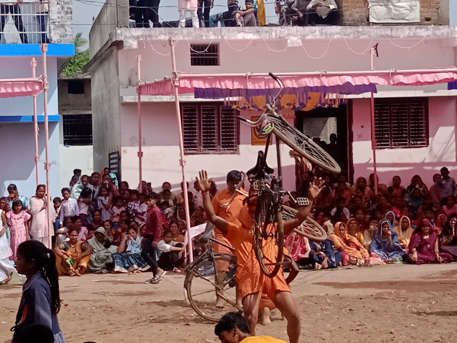 ग्राम भटगांव में करतब दिखाते युवा। ग्राम भटगांव में करतब दिखाते युवा।