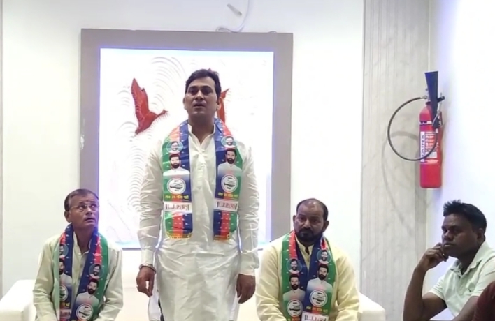 प्रत्याशी घोषणा करते पार्टी के लोग प्रत्याशी घोषणा करते पार्टी के लोग