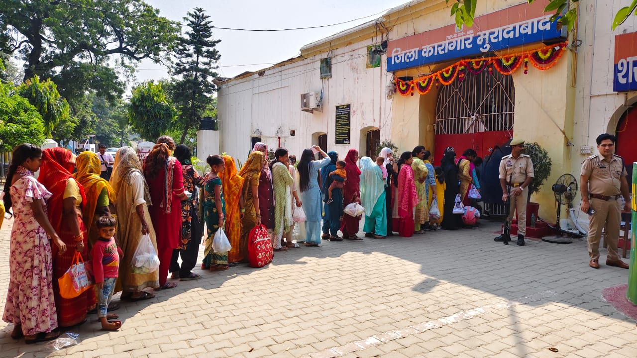 भैया दूज पर मुरादाबाद जिला कारागार के गेट पर लगी बहनों की लाइन। भैया दूज पर मुरादाबाद जिला कारागार के गेट पर लगी बहनों की लाइन।