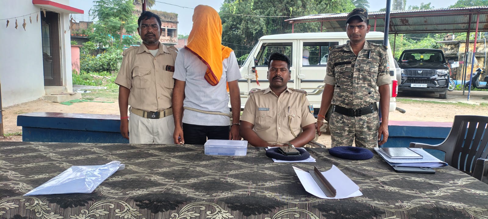 प्रेसवार्ता कर जानकारी देते पुलिस पदाधिकारी व गिरफ्तार अपराधी