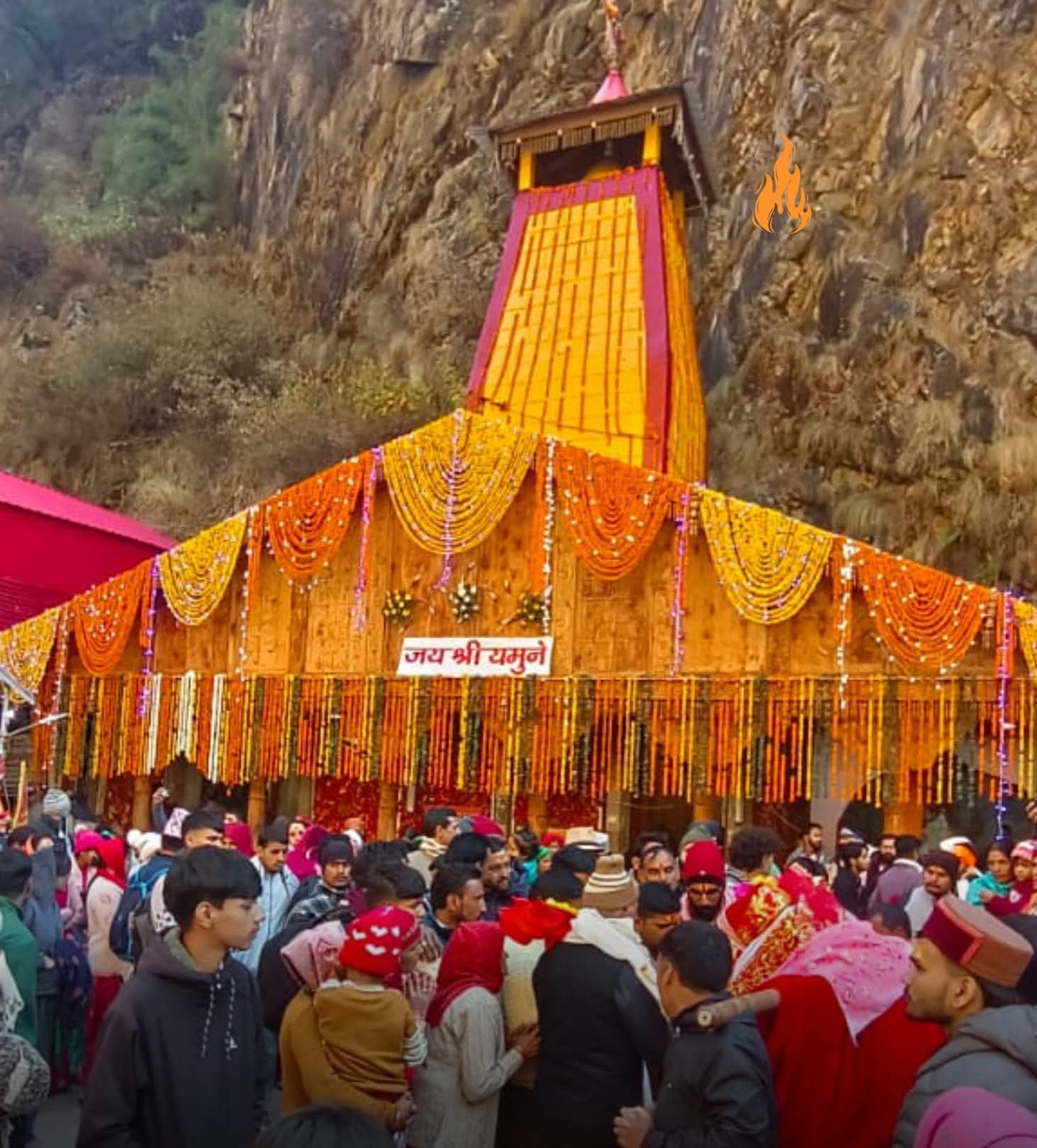 वैदिक मंत्रोच्चारण के साथ शीतकाल के लिए बढ़ाये  यमुनोत्री धाम के कपाट वैदिक मंत्रोच्चारण के साथ शीतकाल के लिए बढ़ाये  यमुनोत्री धाम के कपाट