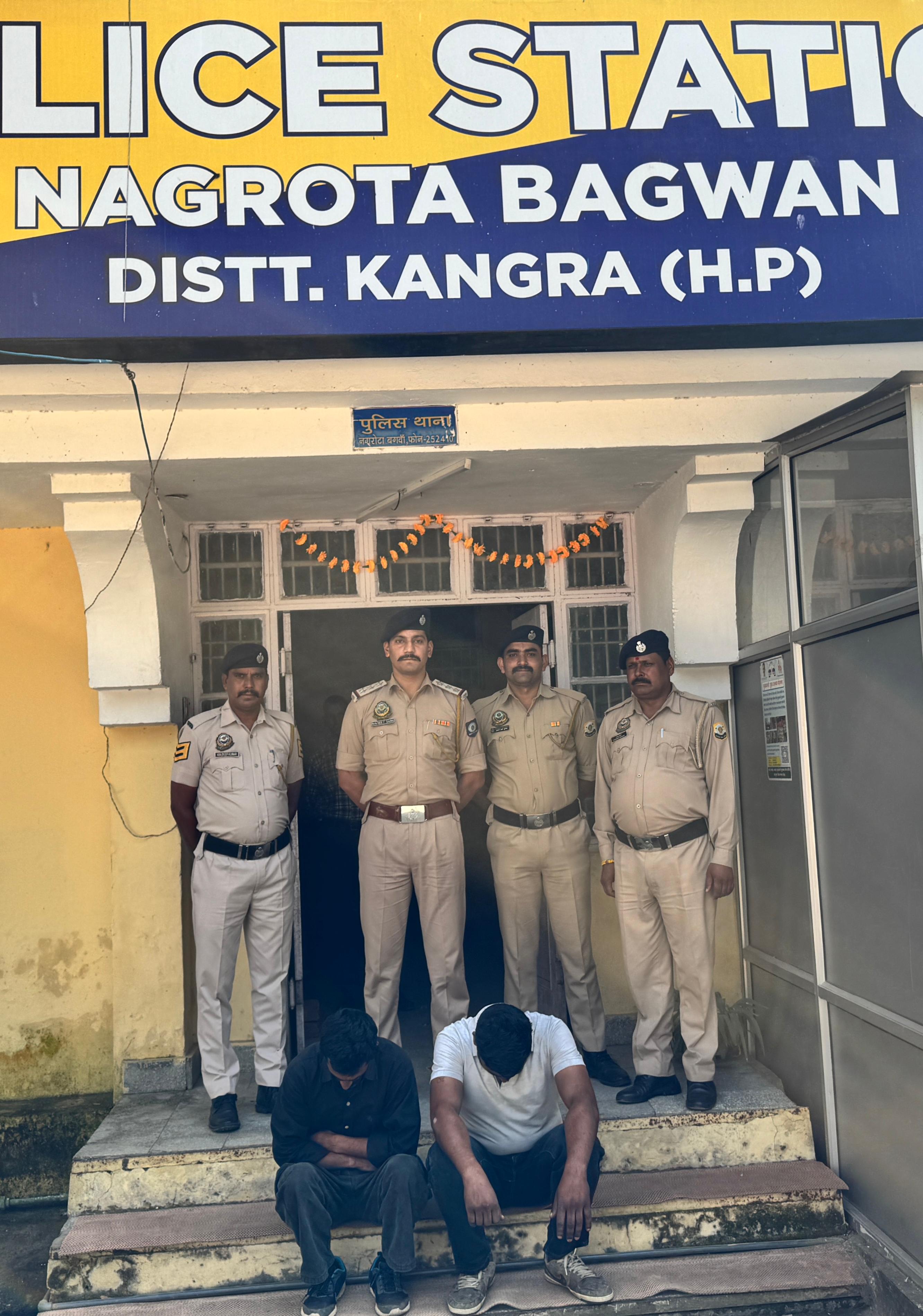 चिट्टे के साथ पकड़े गए आरोपी। चिट्टे के साथ पकड़े गए आरोपी।