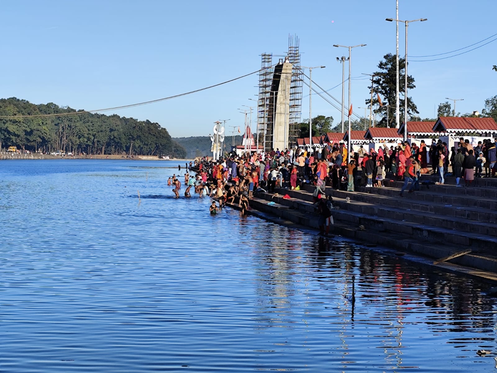 नर्मदा उद्गम तट पर श्रद्धालु आस्था की डुबकी लगाते हुए