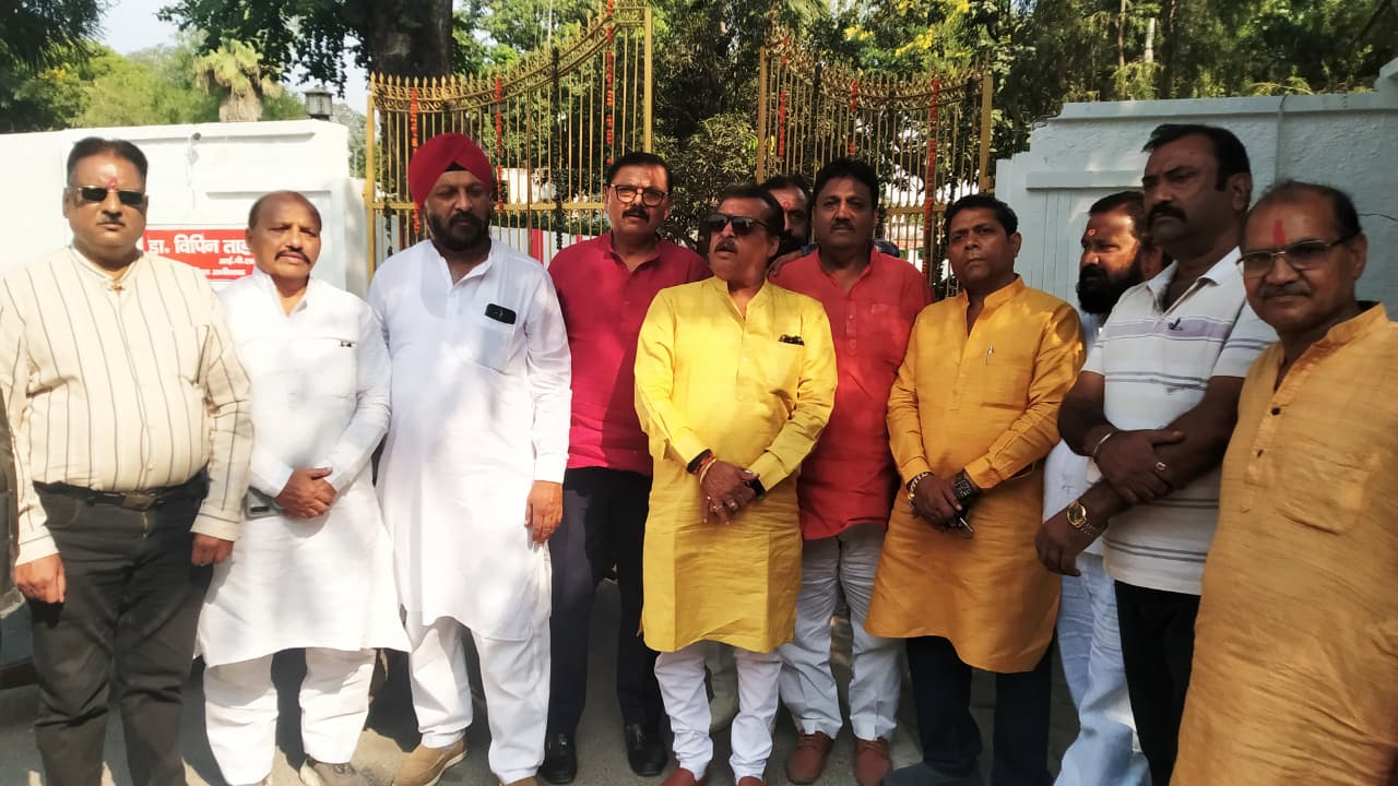 व्यापारी के साथ हुई मारपीट को लेकर डीएम से वार्ता के बाद बाहर आया प्रतिनिधि मंडल व्यापारी के साथ हुई मारपीट को लेकर डीएम से वार्ता के बाद बाहर आया प्रतिनिधि मंडल