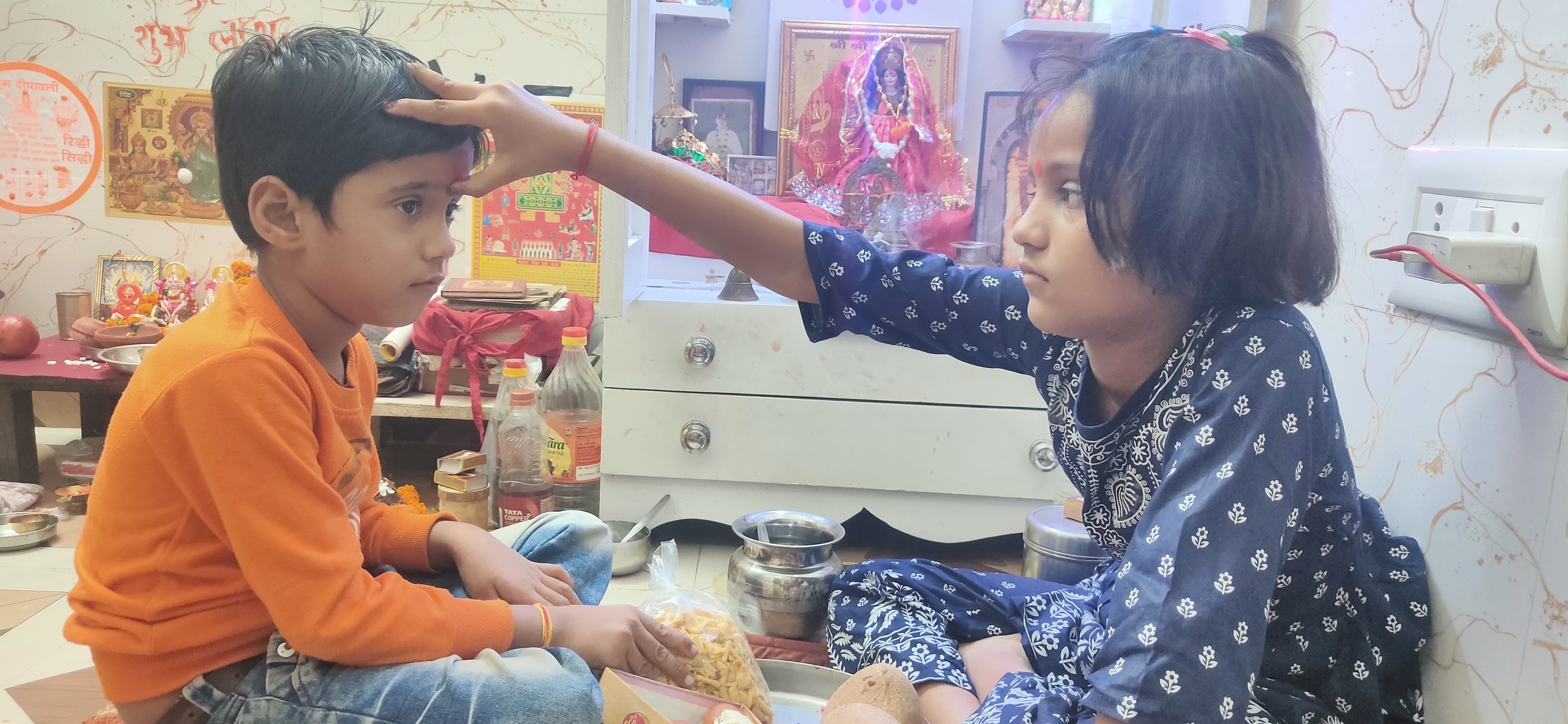 गुरुवार को रामगंगा विहार में भैया दूज के पर्व  पर भाई राघव का टीका करती बहनअपूर्वा। गुरुवार को रामगंगा विहार में भैया दूज के पर्व  पर भाई राघव का टीका करती बहनअपूर्वा।