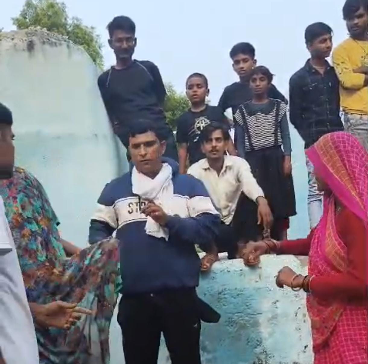 महिलाएं कर रहीं छीना झपटी महिलाएं कर रहीं छीना झपटी