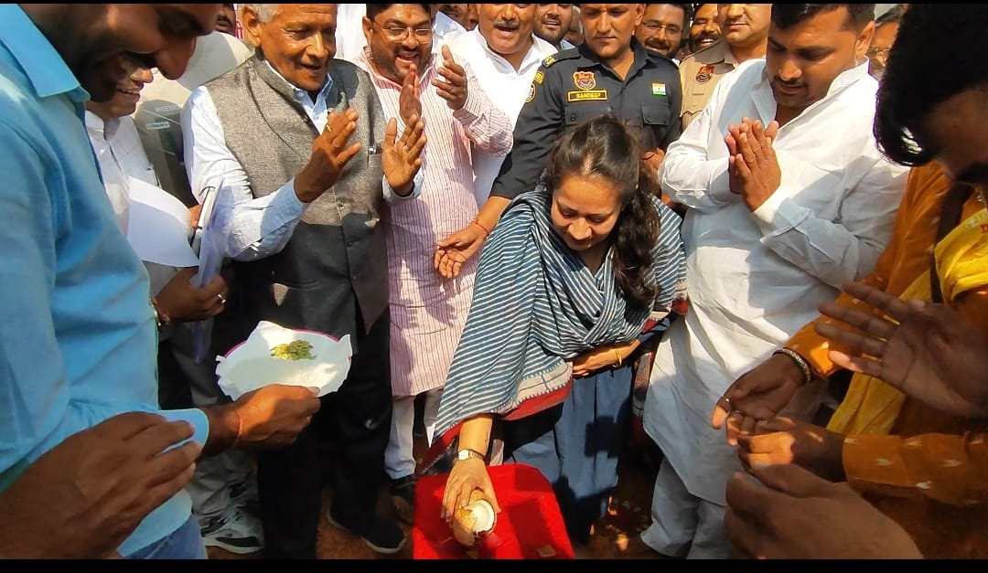 अनाज मंडी में विकास कार्यों का नारियल फोड़कर शुभारम्भ करतीं स्वास्थ्य मंत्री आरती सिंह राव। अनाज मंडी में विकास कार्यों का नारियल फोड़कर शुभारम्भ करतीं स्वास्थ्य मंत्री आरती सिंह राव।