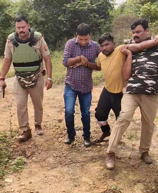 मुठभेड़ में पकड़े गए तस्कर के साथ पुलिस टीम